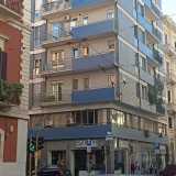 Ancora oggi non � difficile ricostruire buona parte dell�itinerario che i vecchi mezzi di trasporto elettrici percorrevano in citt�. Iniziamo la nostra ideale passeggiata �sul filo del bus� dalla centralissima via principe Amedeo all�angolo con via Andrea da Bari...